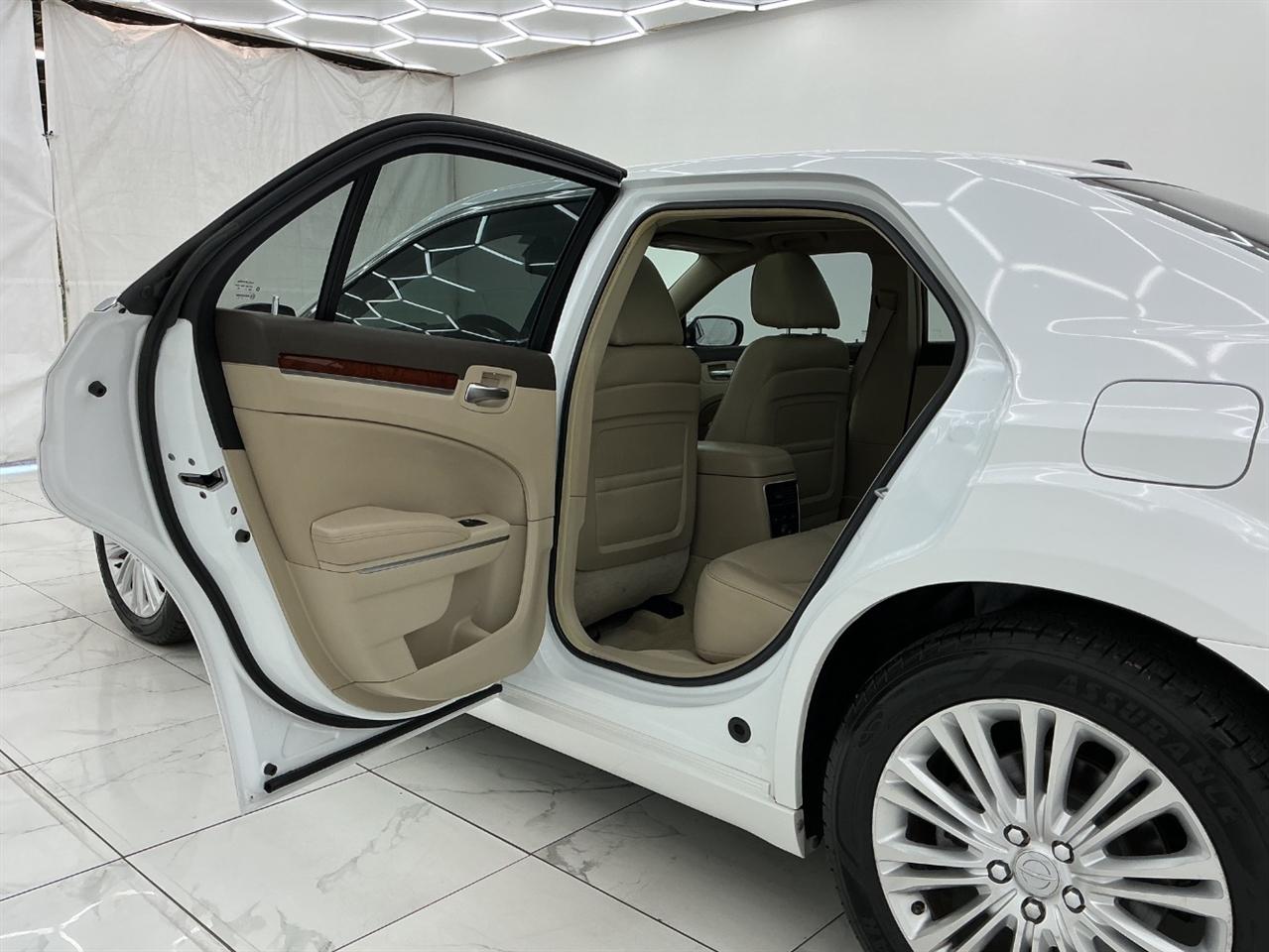 Chrysler 300 4dr Sdn 300C AWD 2011