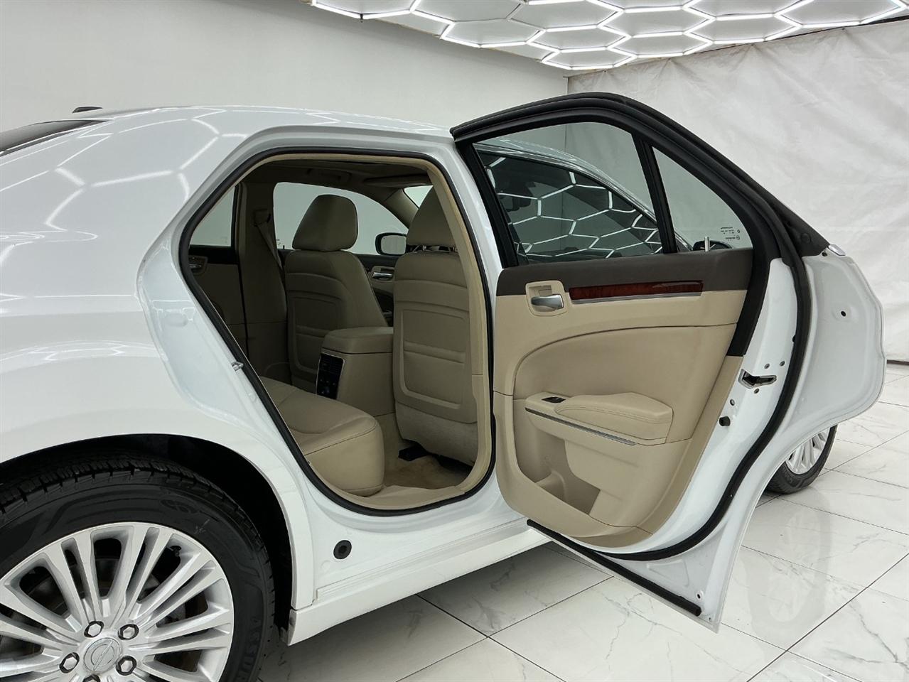 Chrysler 300 4dr Sdn 300C AWD 2011