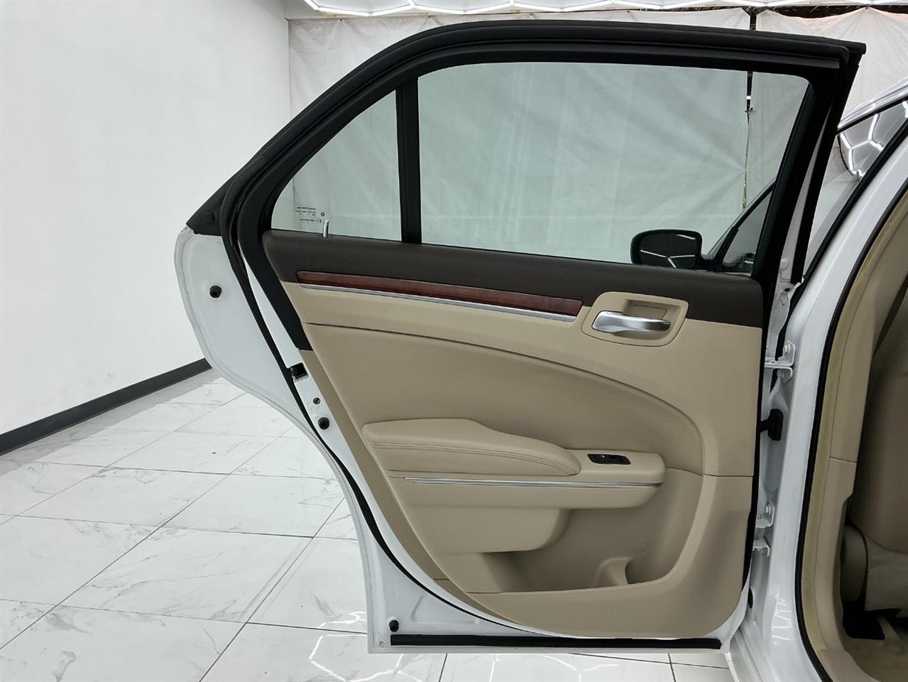 Chrysler 300 4dr Sdn 300C AWD 2011