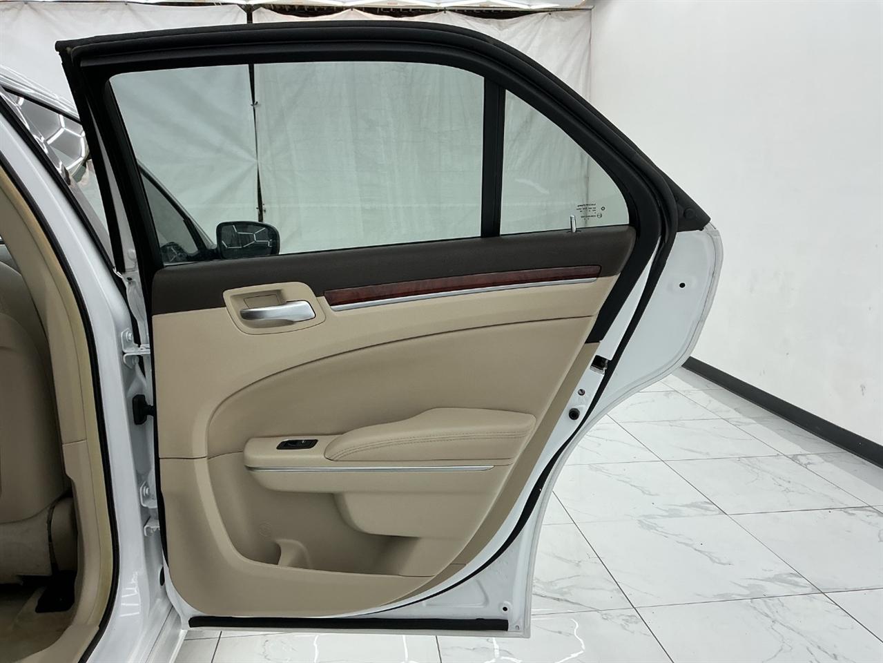 Chrysler 300 4dr Sdn 300C AWD 2011