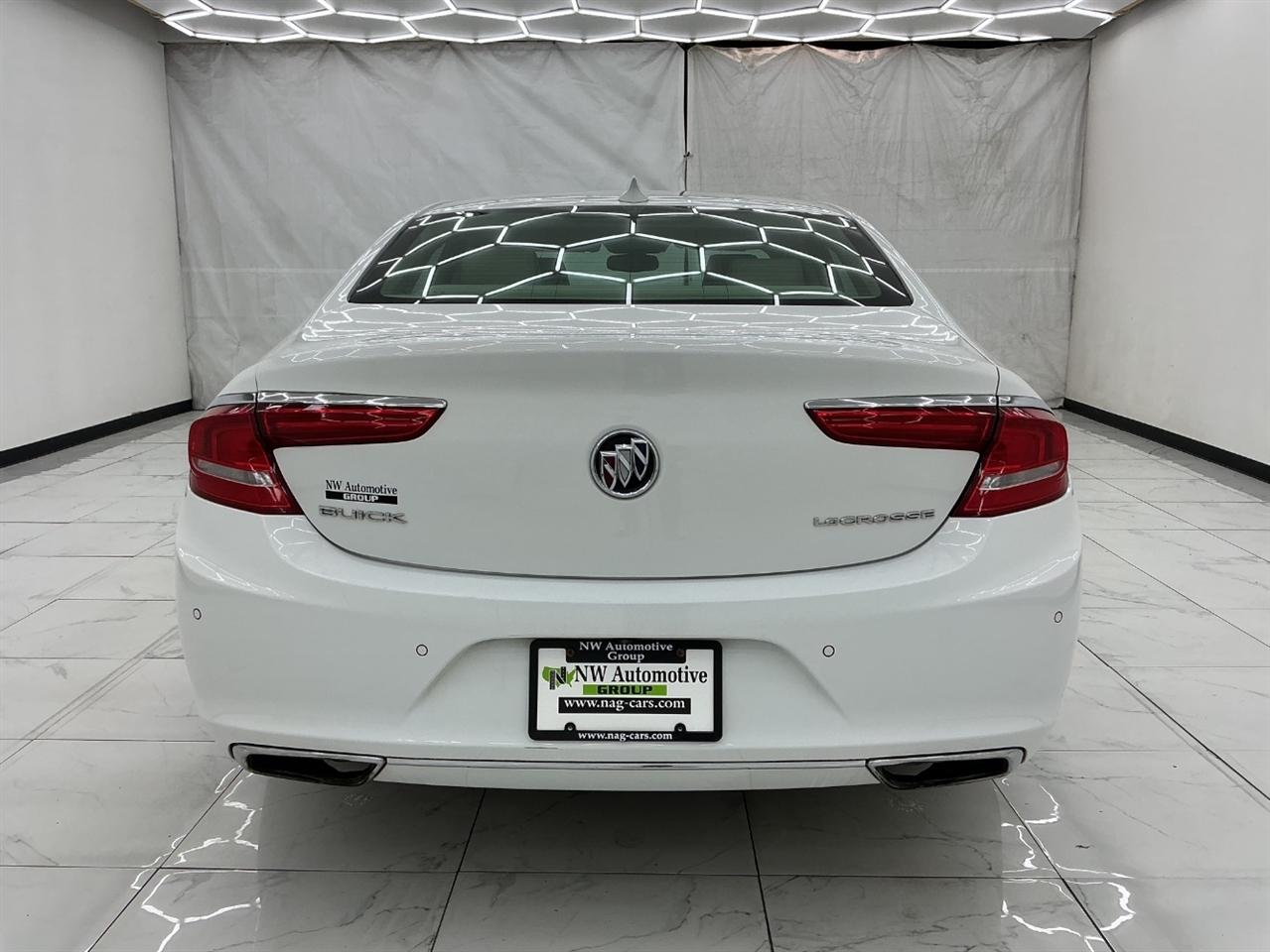 Buick LaCrosse 4dr Sdn Essence FWD 2017