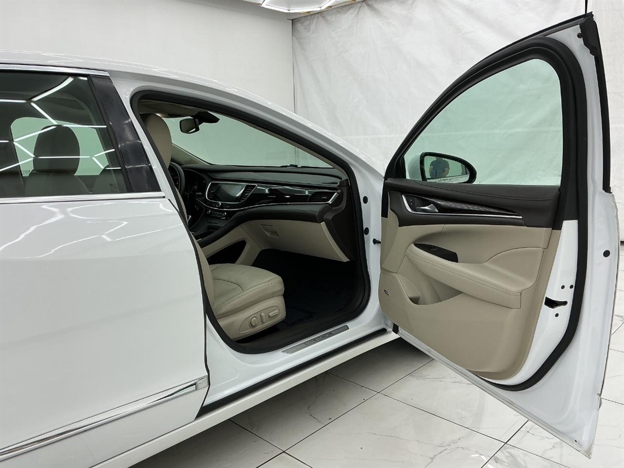 Buick LaCrosse 4dr Sdn Essence FWD 2017