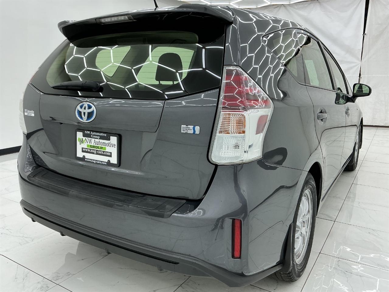 Toyota Prius V Three (Natl) 2017