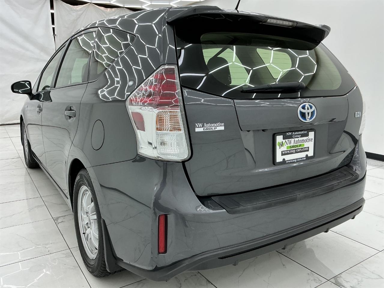 Toyota Prius V Three (Natl) 2017