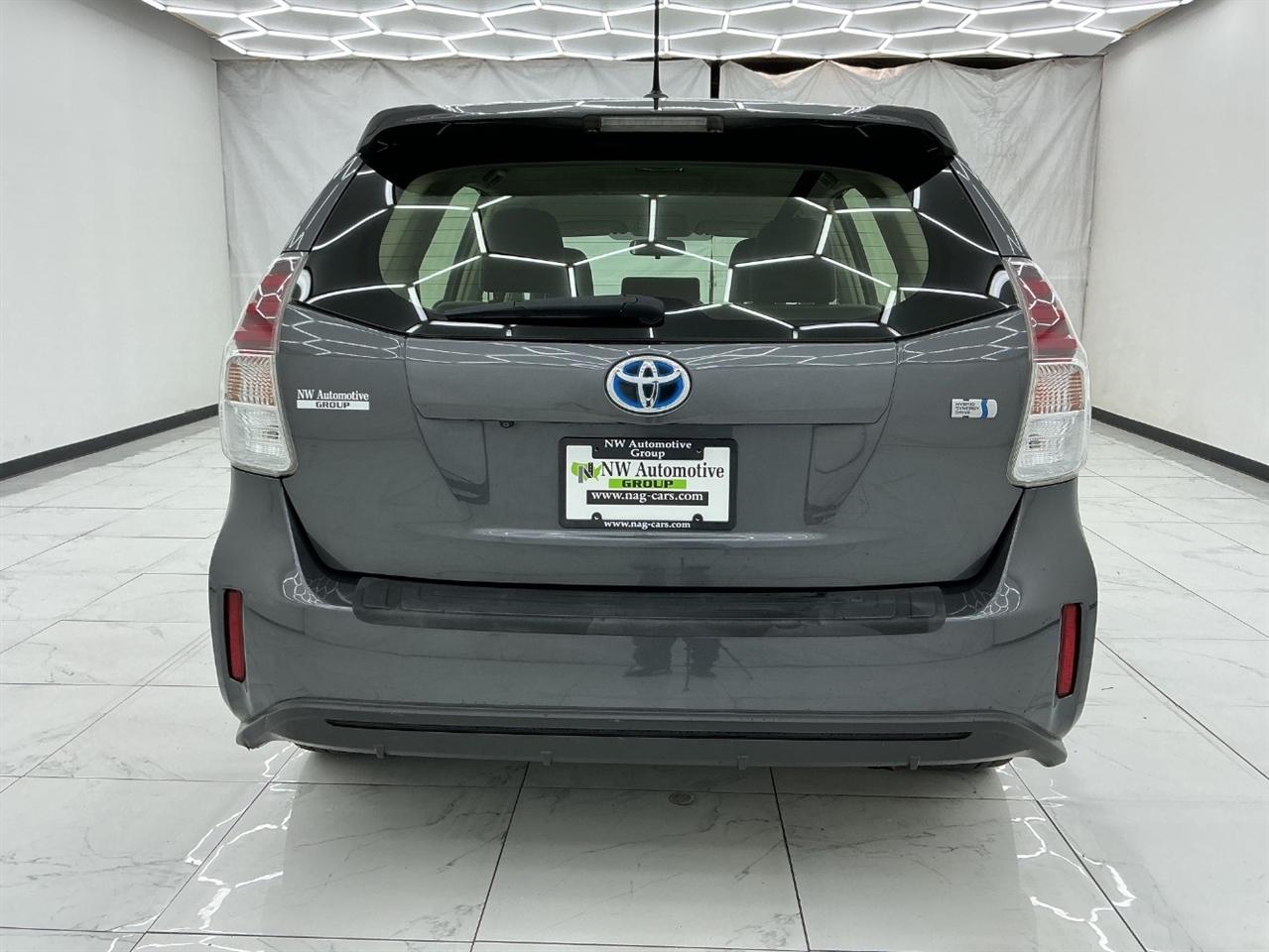 Toyota Prius V Three (Natl) 2017