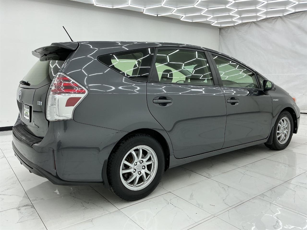 Toyota Prius V Three (Natl) 2017