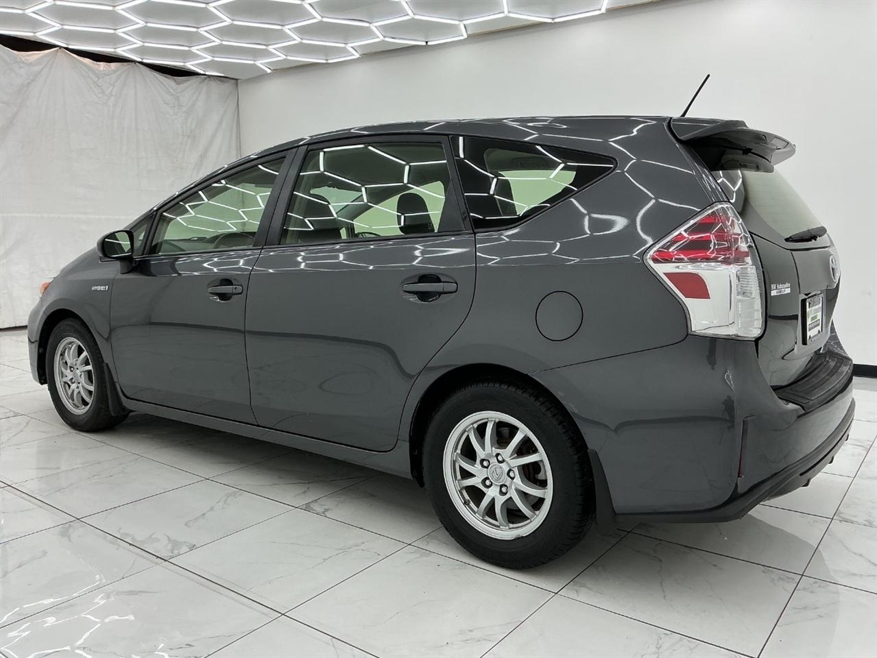 Toyota Prius V Three (Natl) 2017