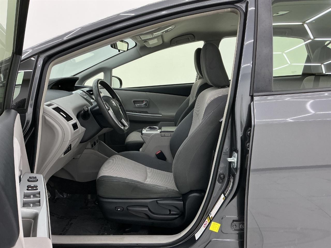 Toyota Prius V Three (Natl) 2017