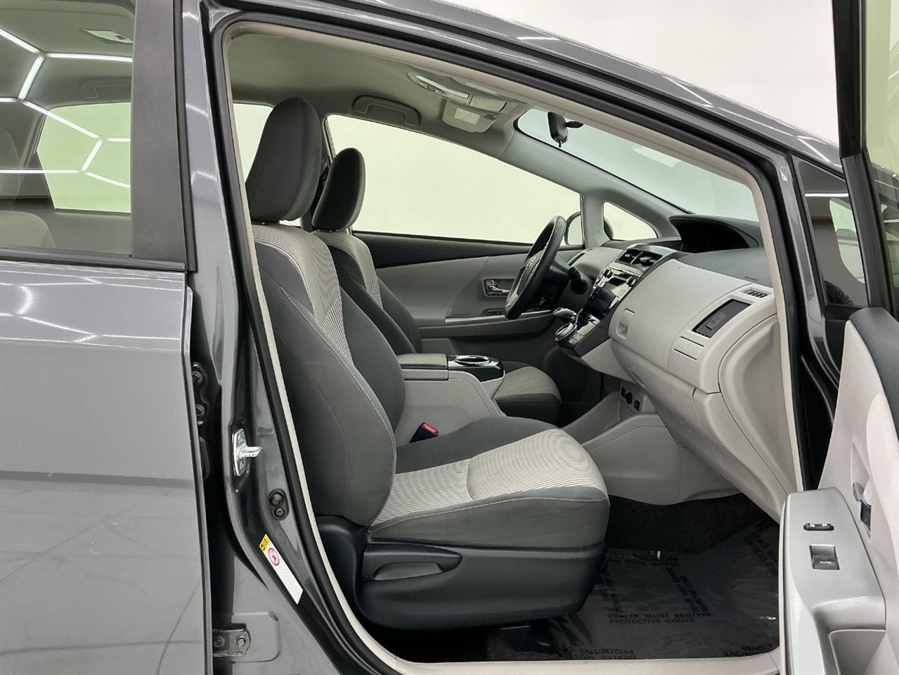 Toyota Prius V Three (Natl) 2017