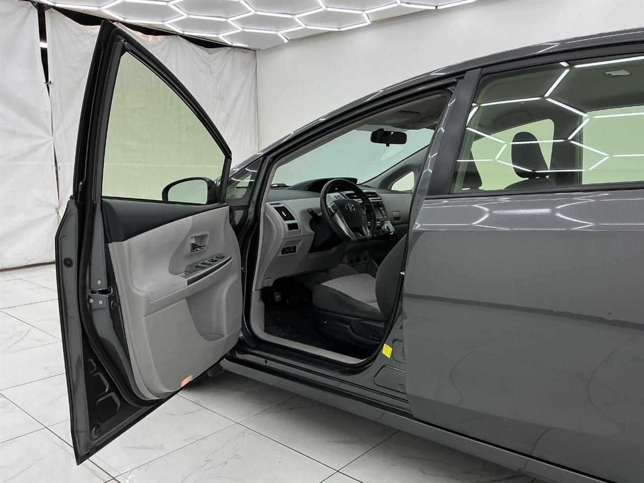 Toyota Prius V Three (Natl) 2017