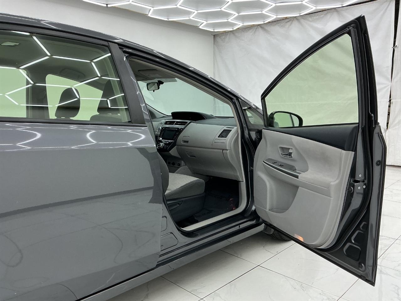 Toyota Prius V Three (Natl) 2017