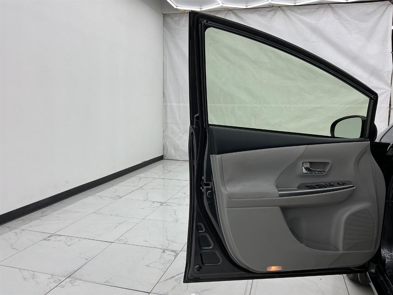 Toyota Prius V Three (Natl) 2017