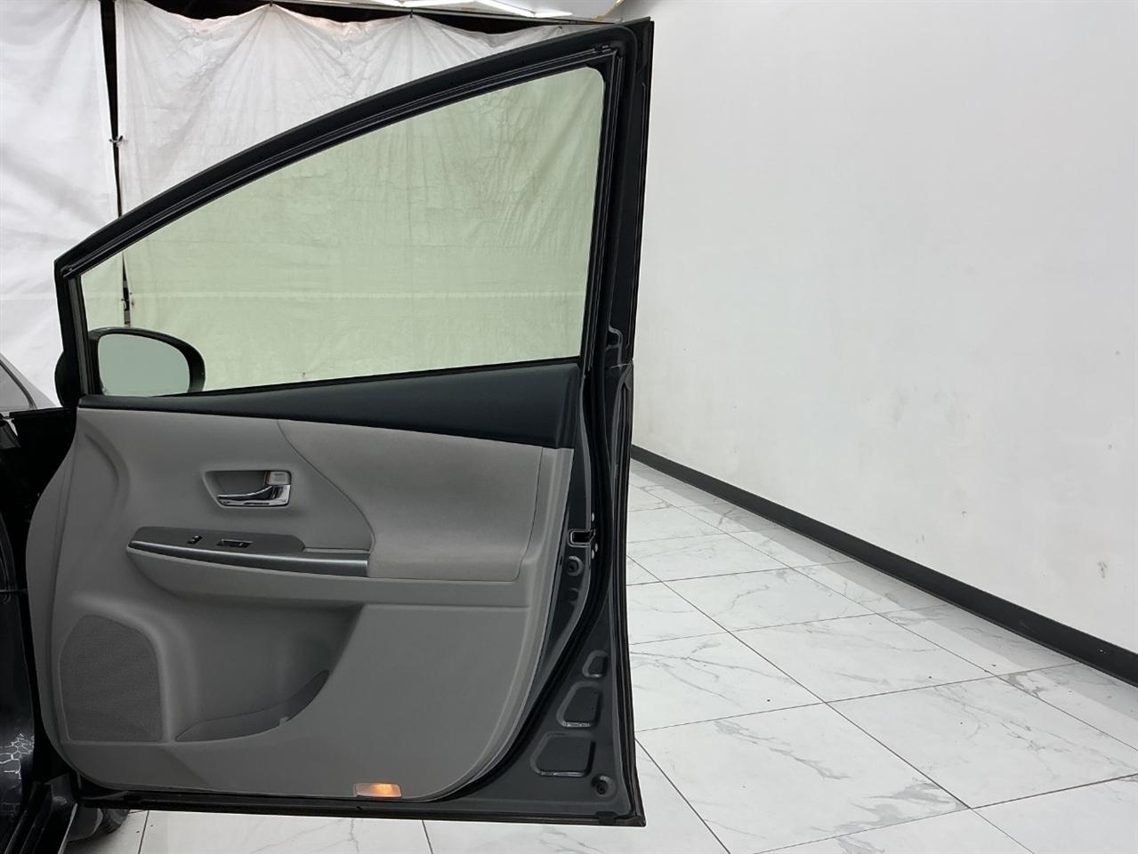 Toyota Prius V Three (Natl) 2017