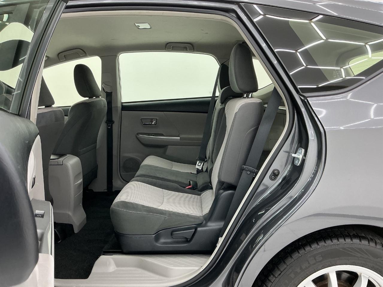 Toyota Prius V Three (Natl) 2017