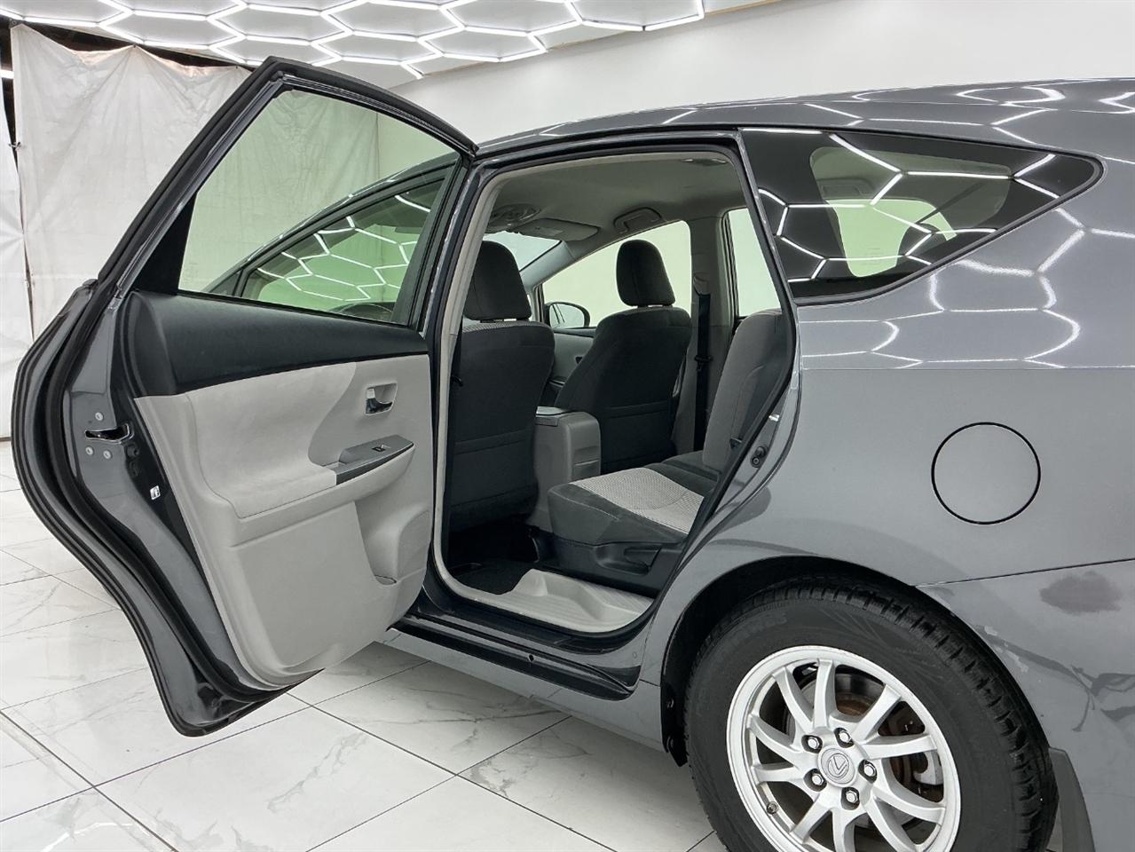 Toyota Prius V Three (Natl) 2017