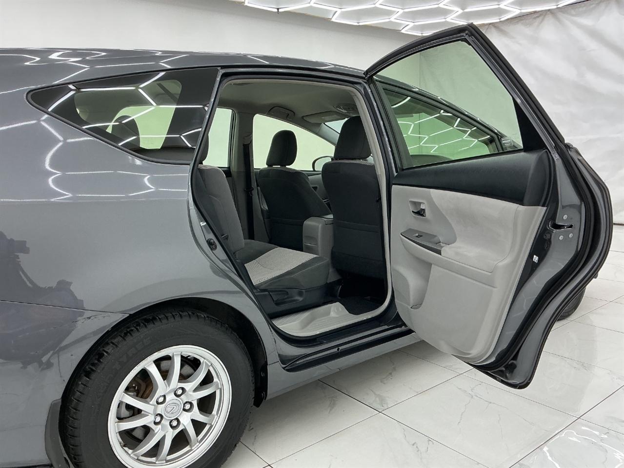 Toyota Prius V Three (Natl) 2017