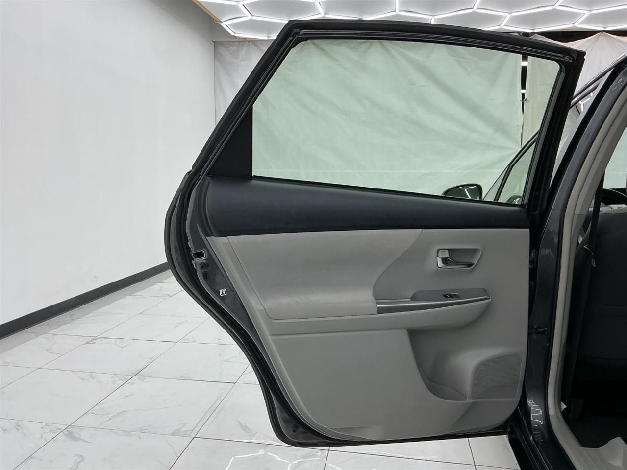 Toyota Prius V Three (Natl) 2017