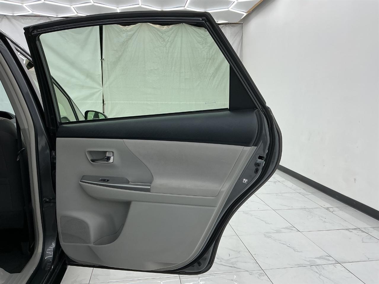 Toyota Prius V Three (Natl) 2017