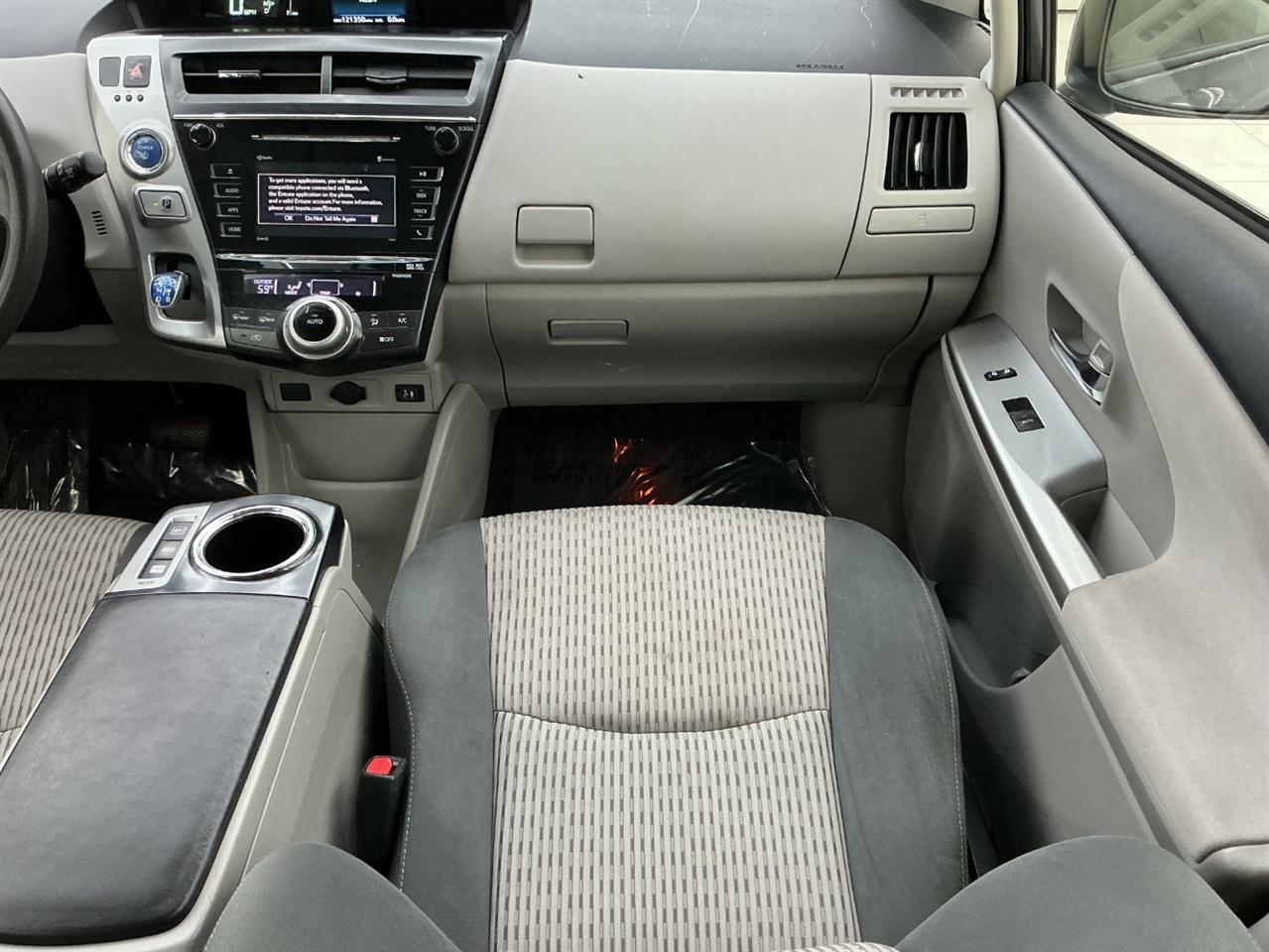 Toyota Prius V Three (Natl) 2017