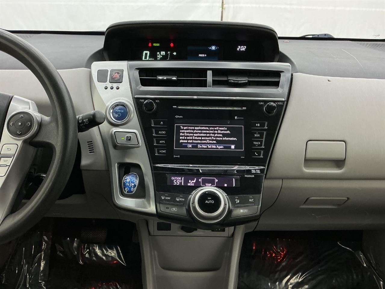 Toyota Prius V Three (Natl) 2017