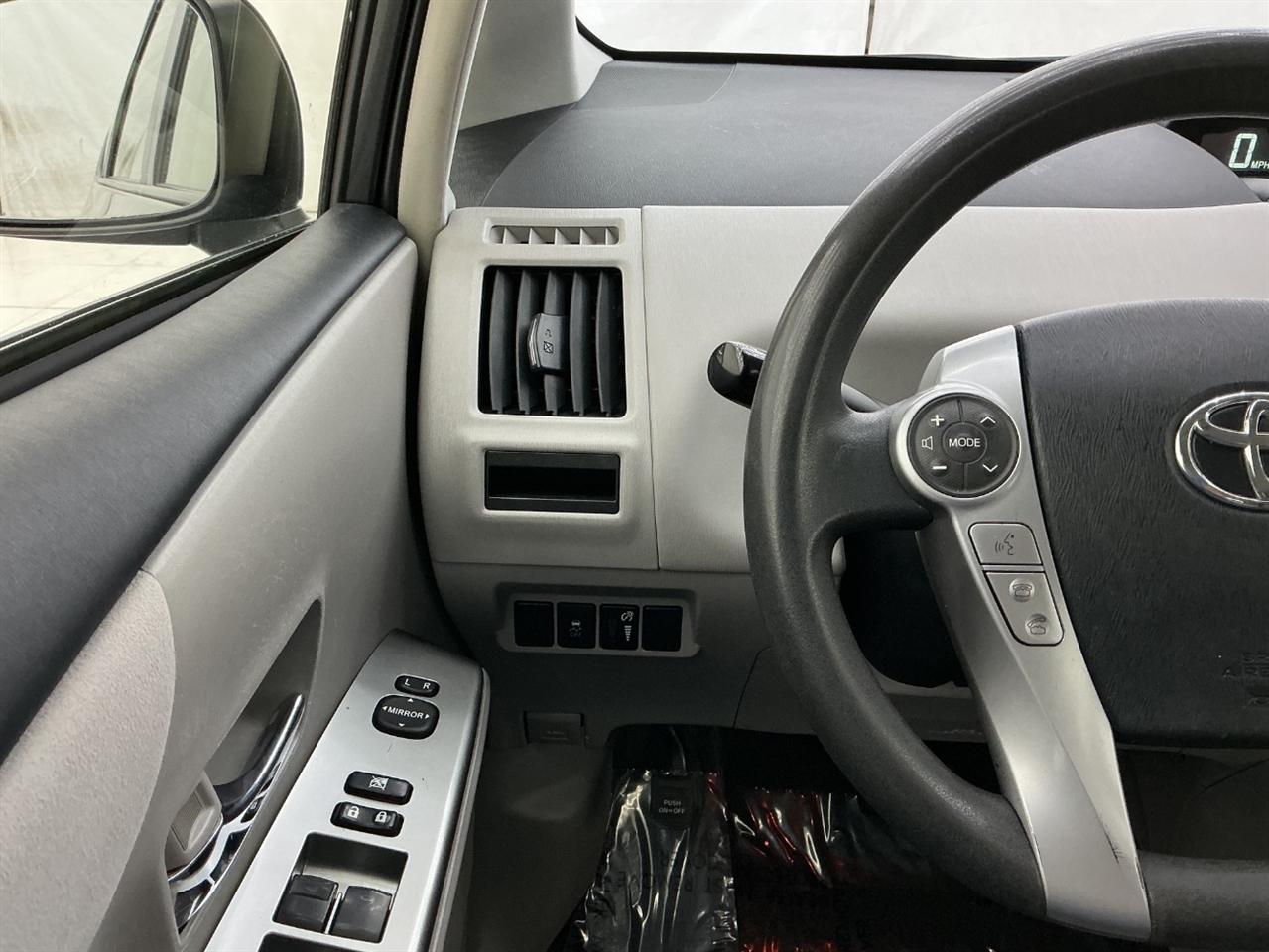 Toyota Prius V Three (Natl) 2017