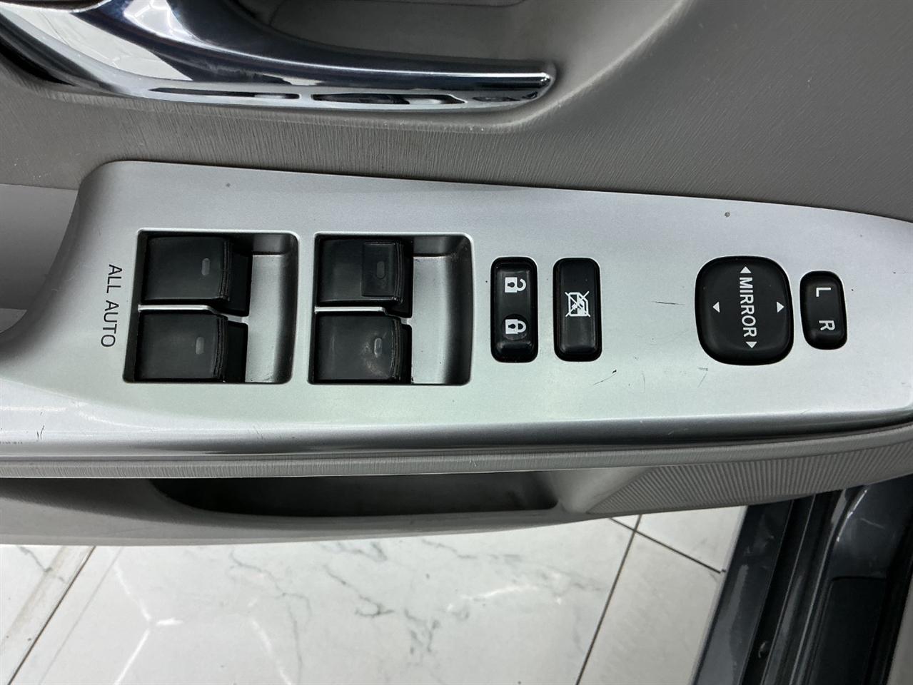 Toyota Prius V Three (Natl) 2017