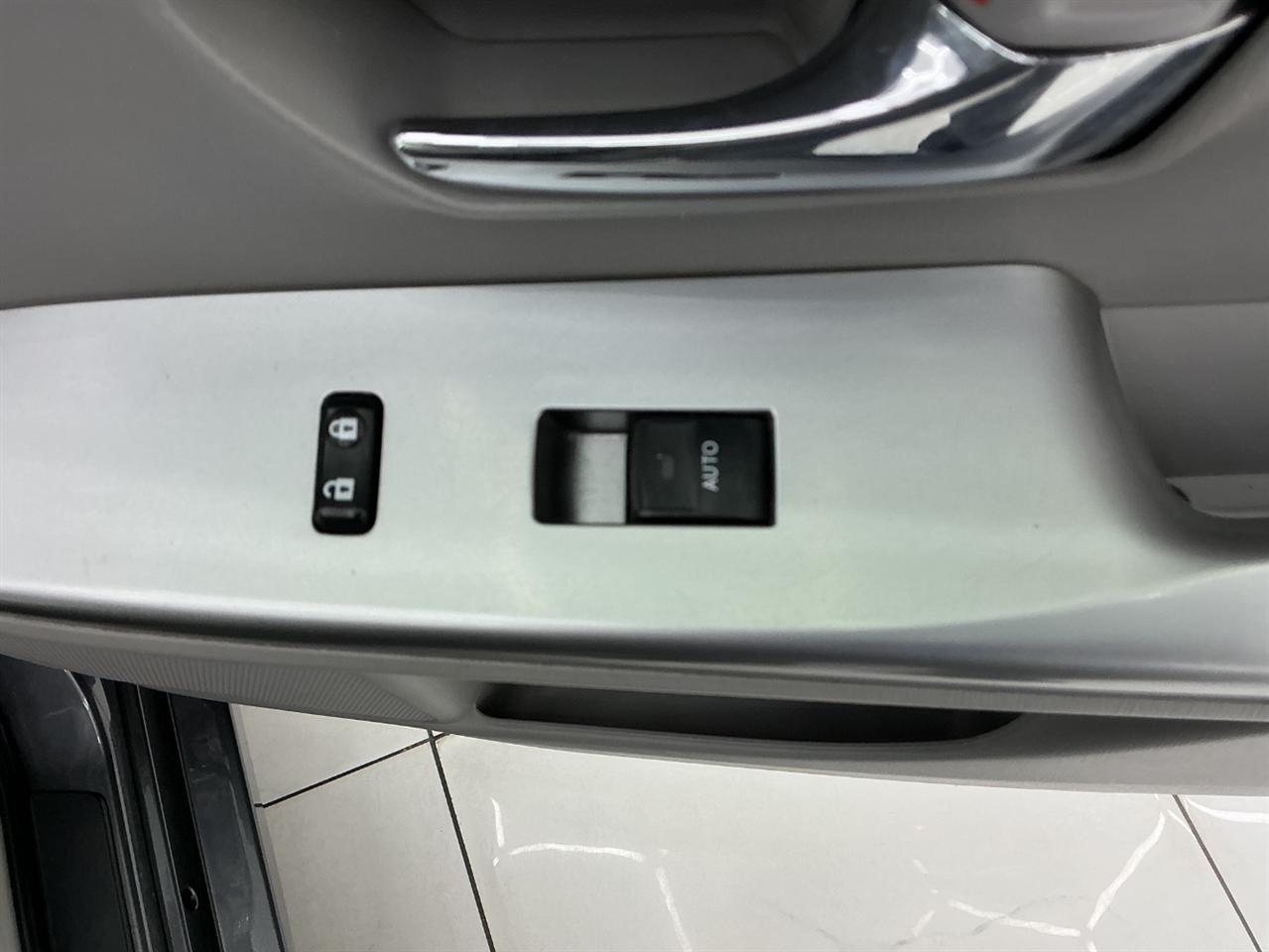 Toyota Prius V Three (Natl) 2017