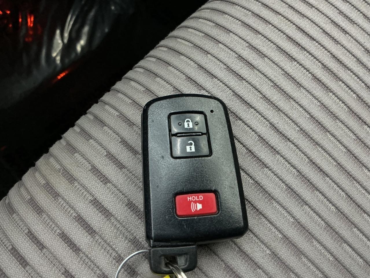 Toyota Prius V Three (Natl) 2017