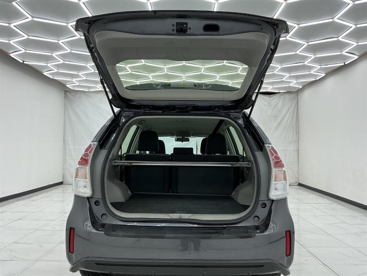 Toyota Prius V Three (Natl) 2017