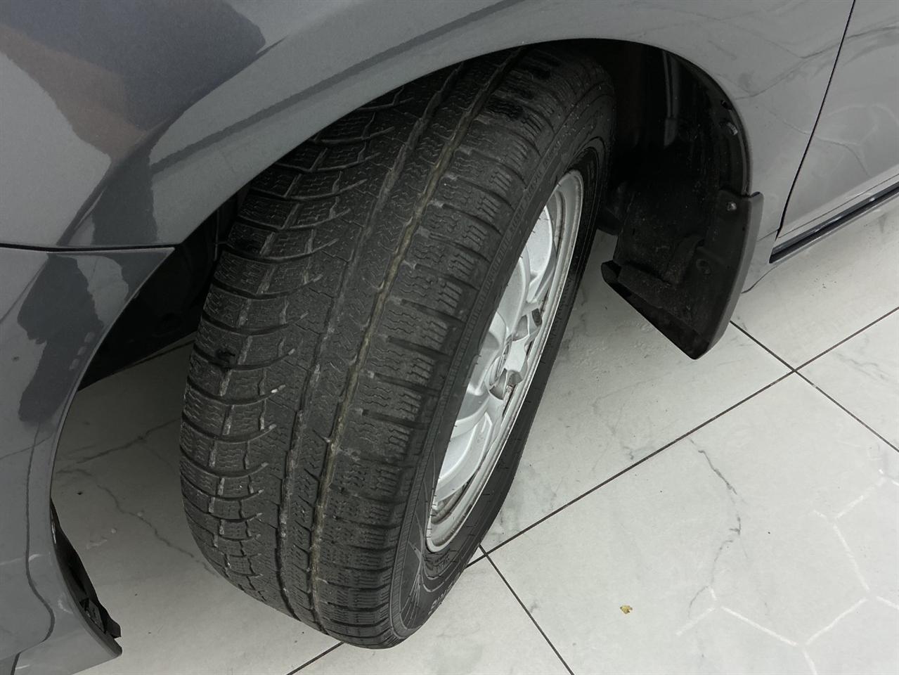 Toyota Prius V Three (Natl) 2017