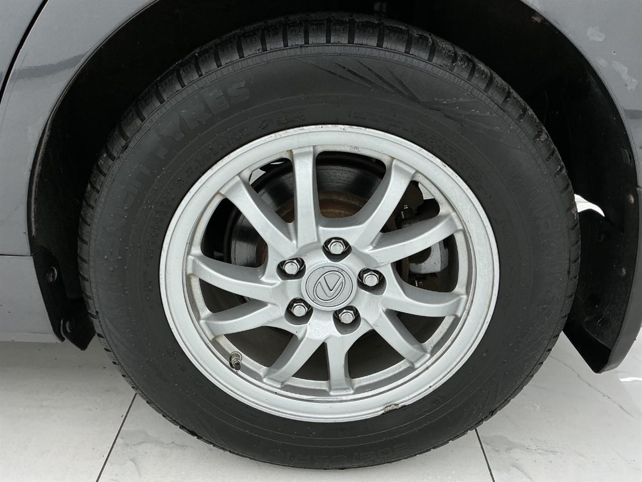 Toyota Prius V Three (Natl) 2017