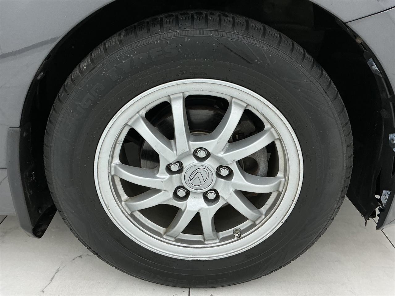 Toyota Prius V Three (Natl) 2017