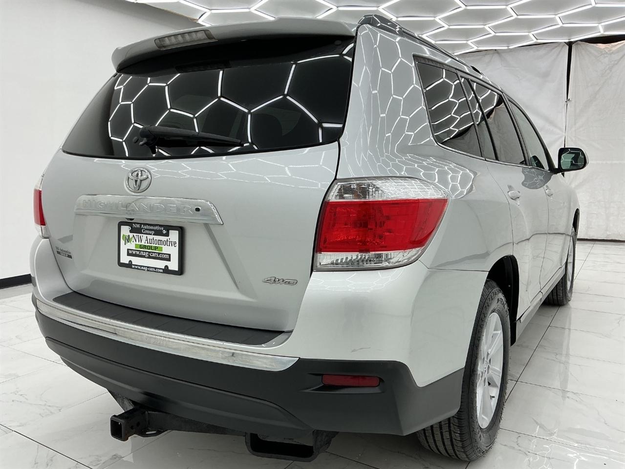 Toyota Highlander 4WD 4dr V6 (Natl) 2012