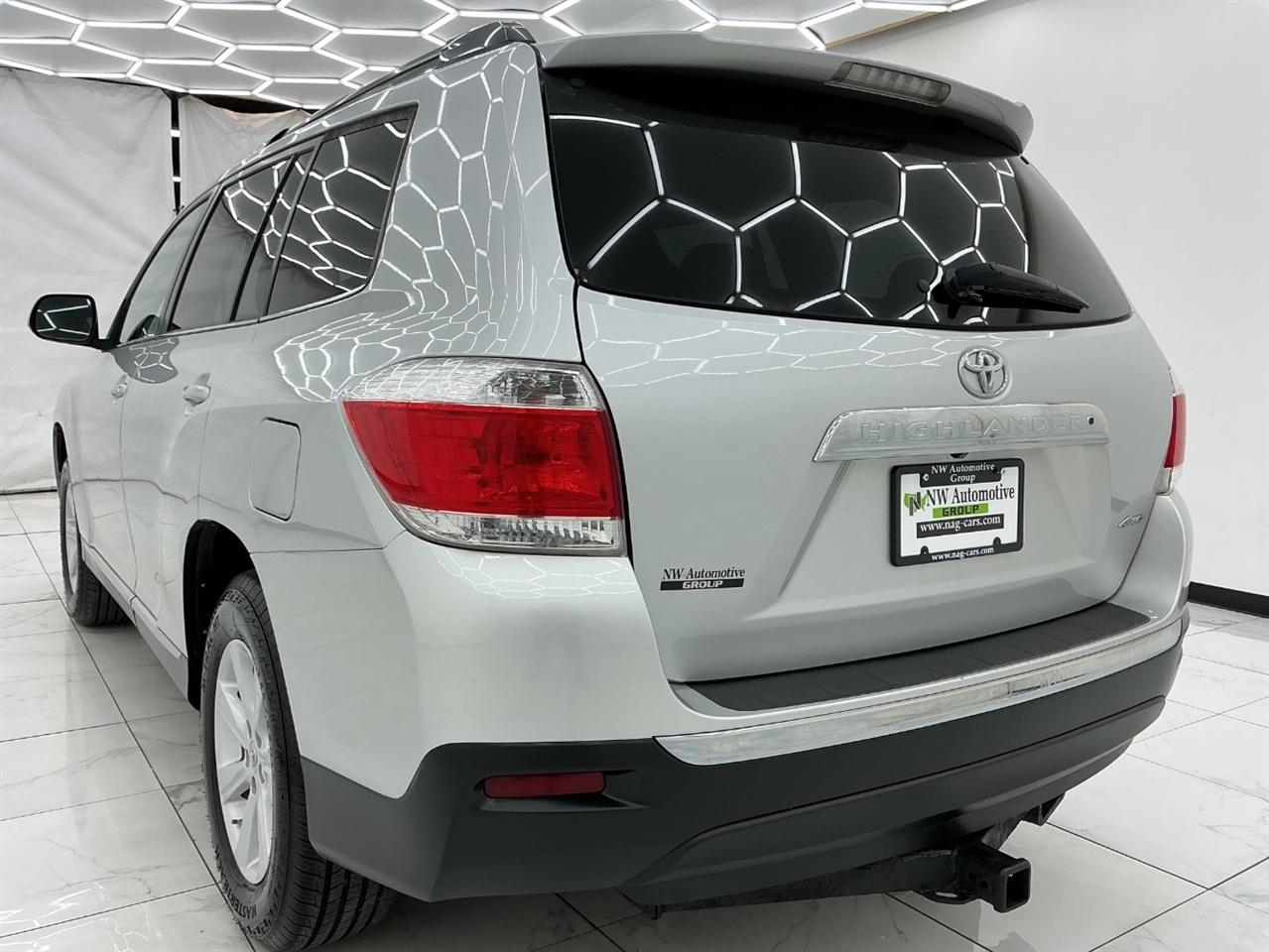 Toyota Highlander 4WD 4dr V6 (Natl) 2012