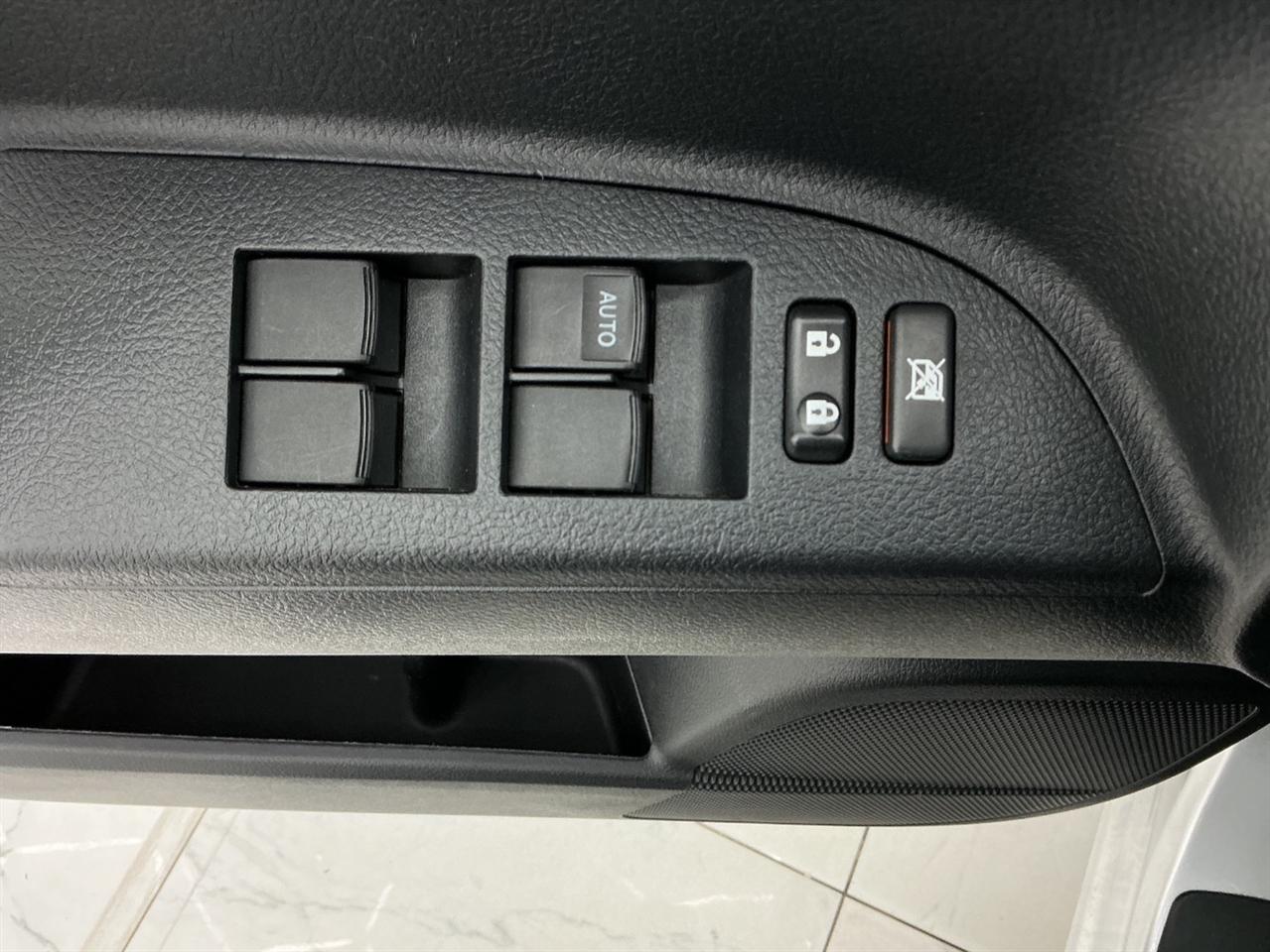 Toyota Highlander 4WD 4dr V6 (Natl) 2012