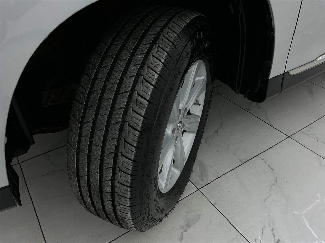 Toyota Highlander 4WD 4dr V6 (Natl) 2012