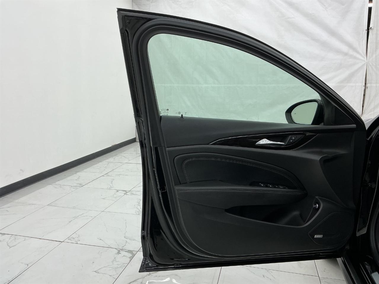 Buick Regal TourX 5dr Wgn Essence AWD 2018