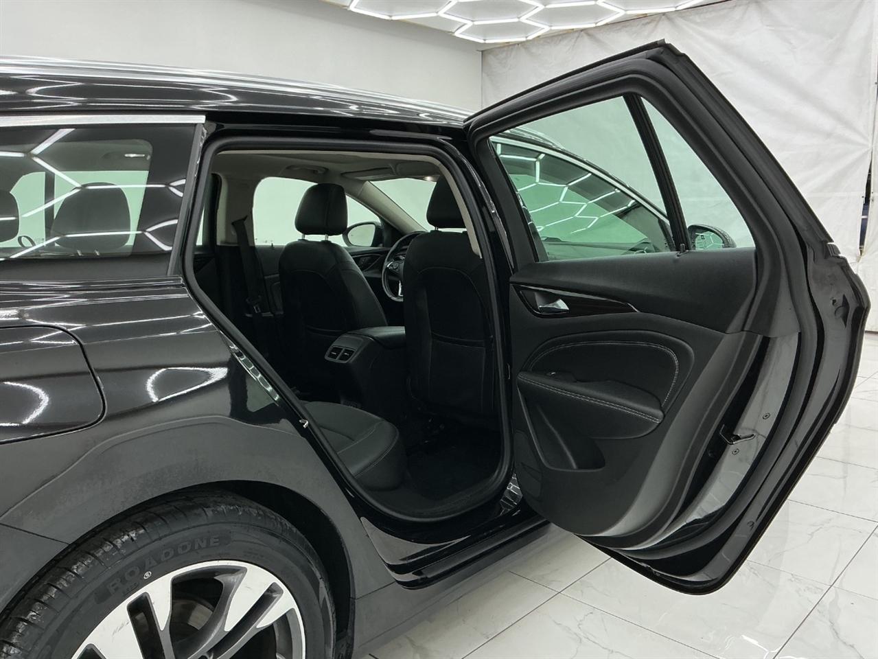 Buick Regal TourX 5dr Wgn Essence AWD 2018