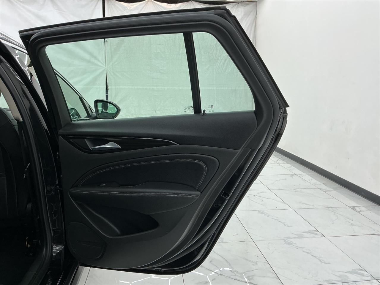 Buick Regal TourX 5dr Wgn Essence AWD 2018