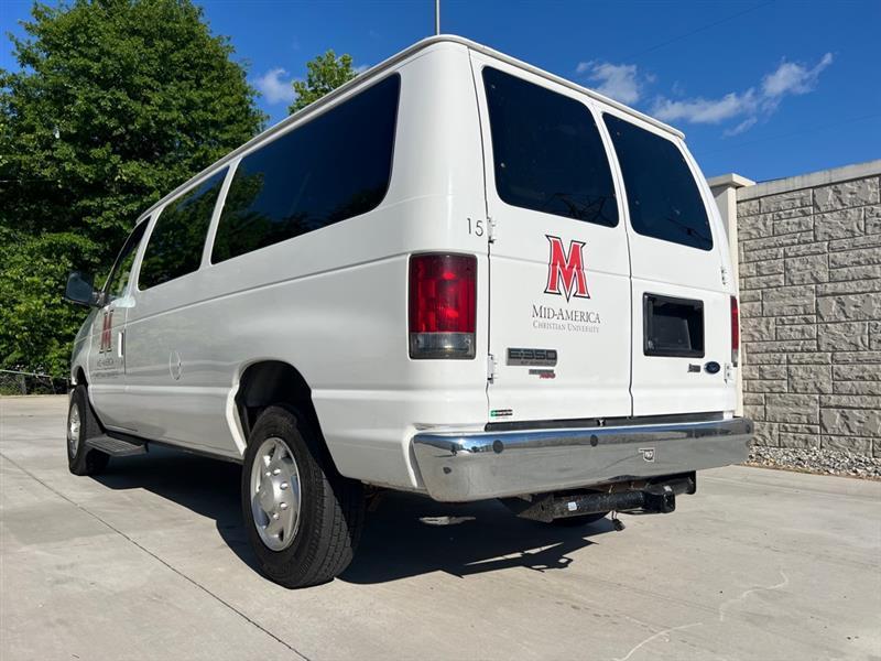 Ford Econoline E-350 XL Super Duty 2010