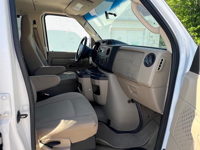 Ford Econoline E-350 XL Super Duty 2010