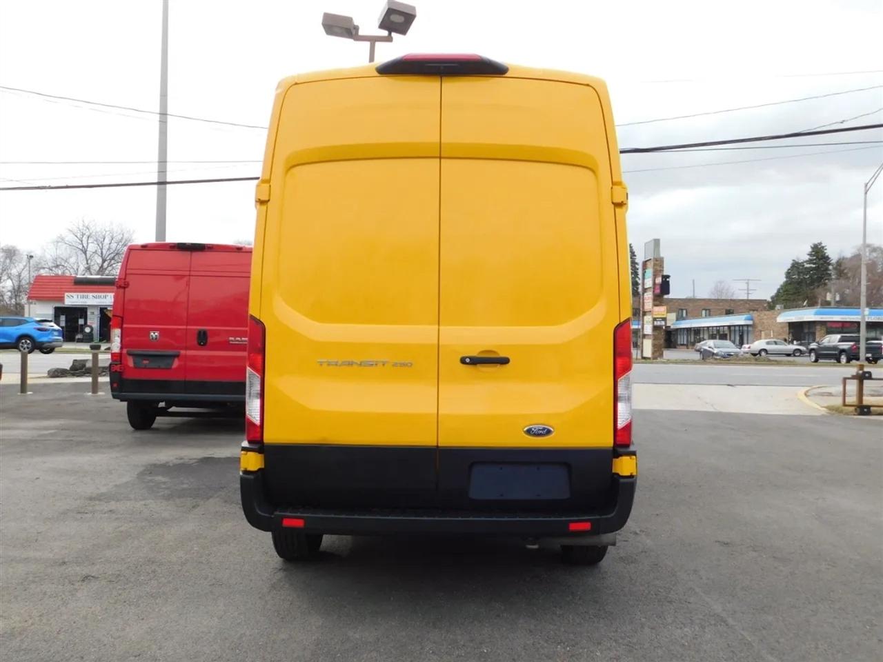 Ford Transit 250 Van Low Roof w/Sliding Pass. 130-in. WB 2020