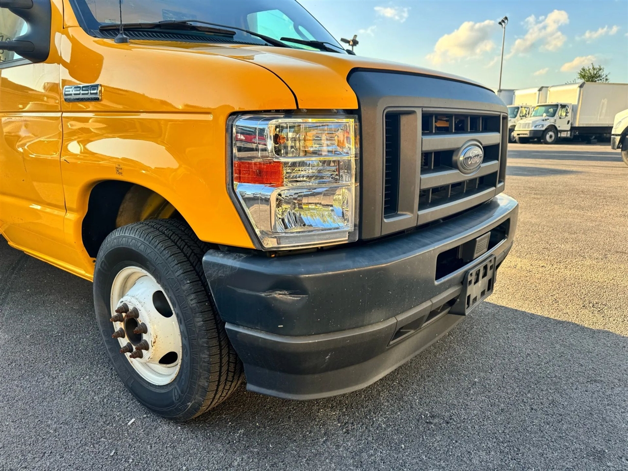 2022 Ford E-350 photo 9