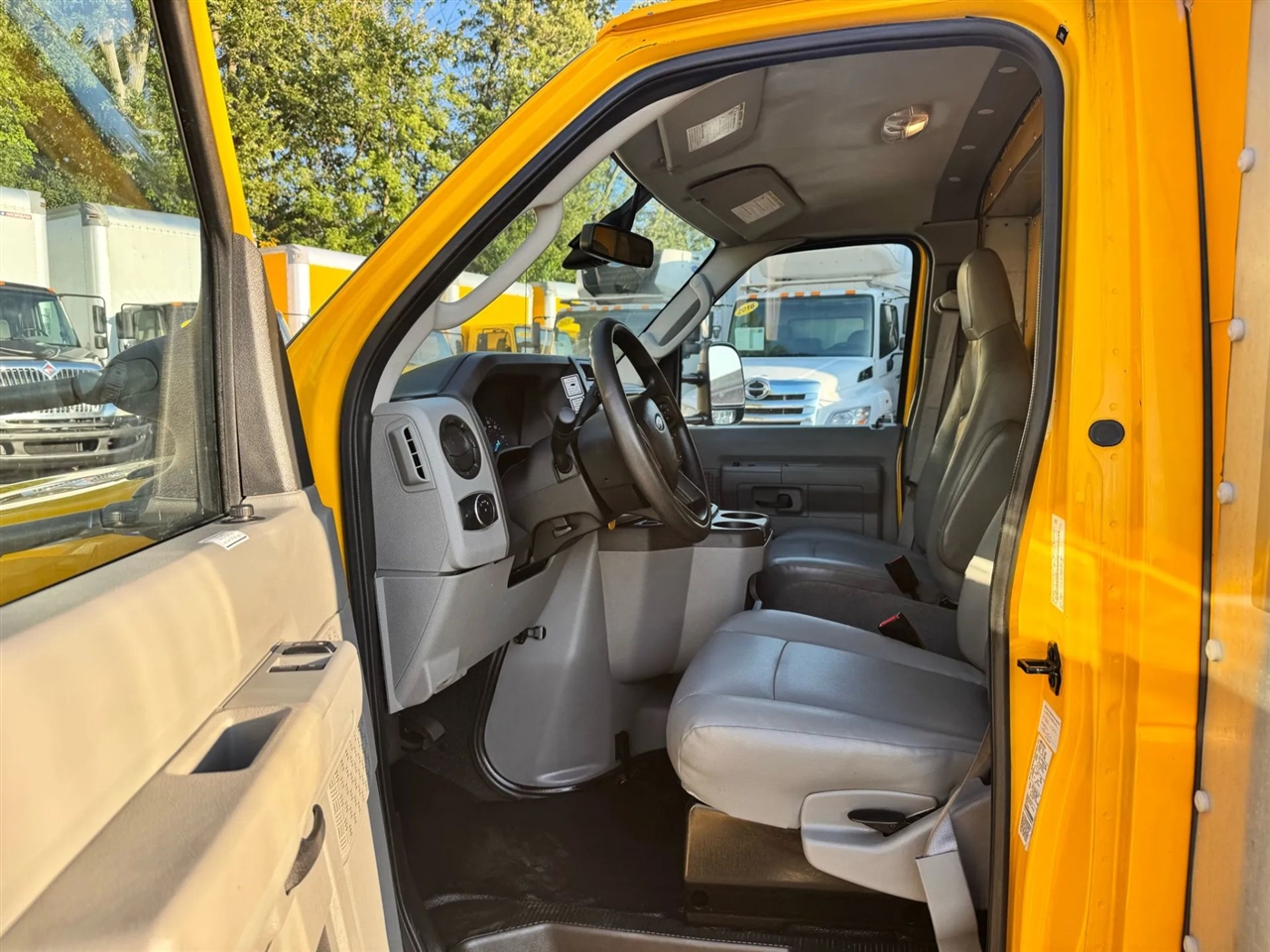 2022 Ford E-350 photo 13