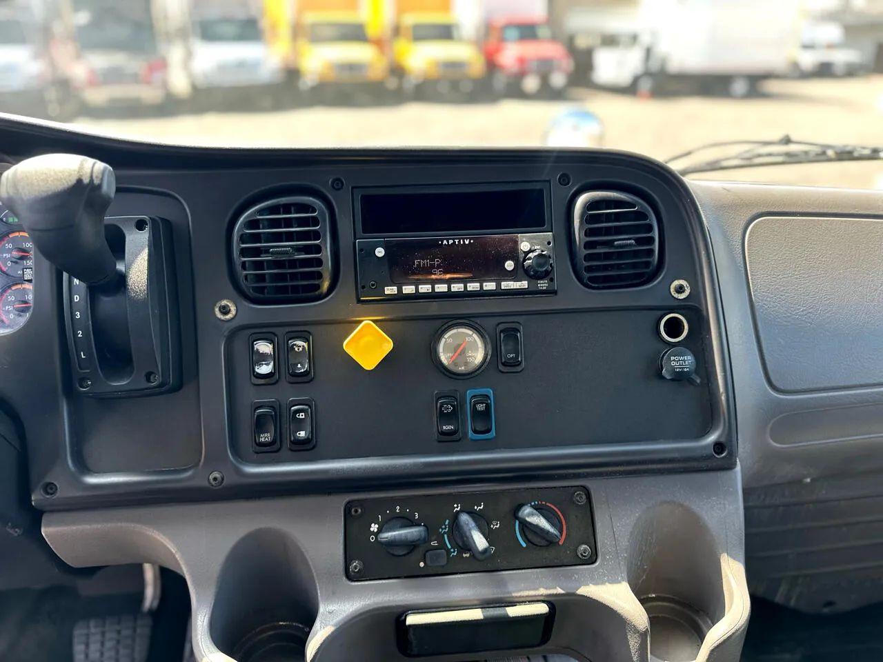 Freightliner M2 106 Medium Duty  2017