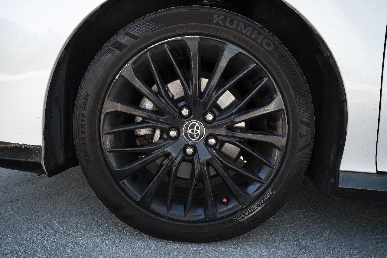 Toyota Camry Hybrid XLE 2018