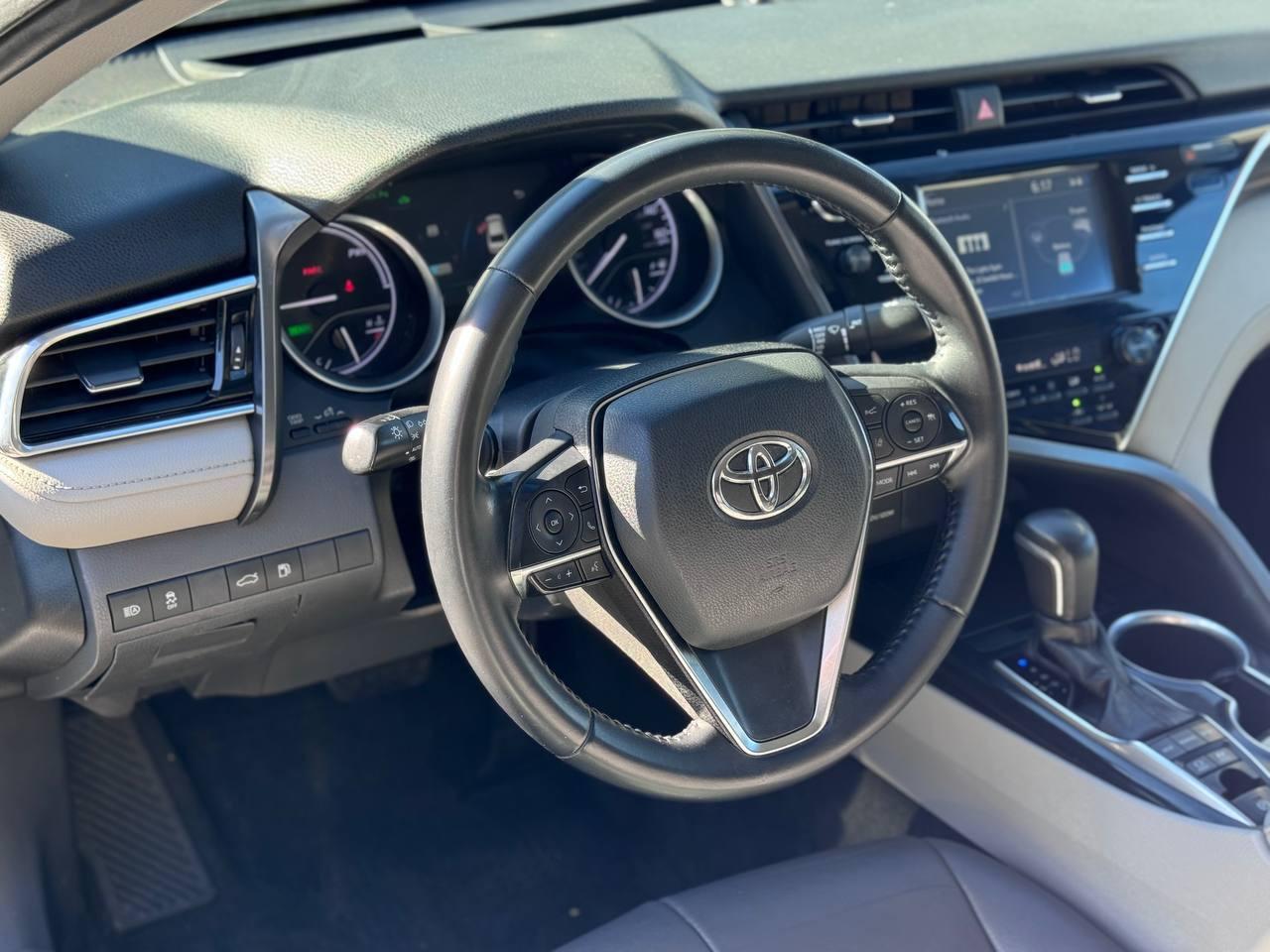 Toyota Camry Hybrid XLE 2018
