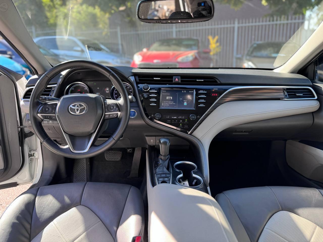 Toyota Camry Hybrid XLE 2018