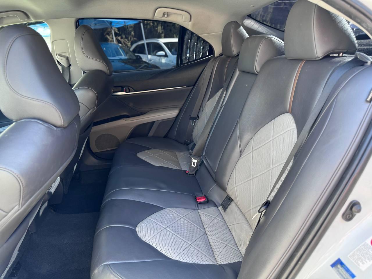 Toyota Camry Hybrid XLE 2018