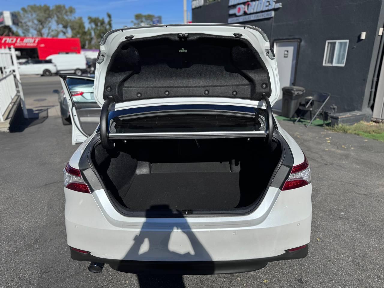 Toyota Camry Hybrid XLE 2018